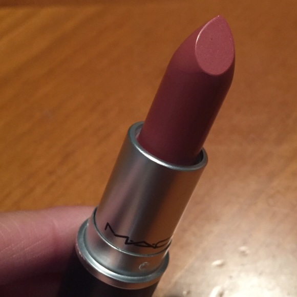MAC Satin Lipstick Brave - Picture 3 of 14